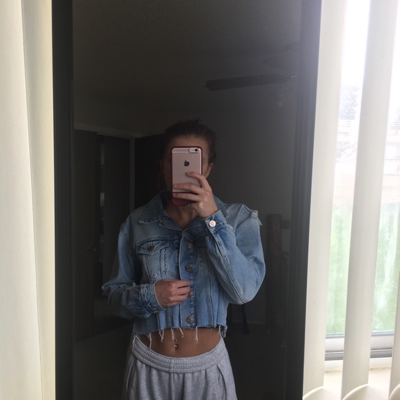 Cropped distressed jean jacket - Picture 3 of 4